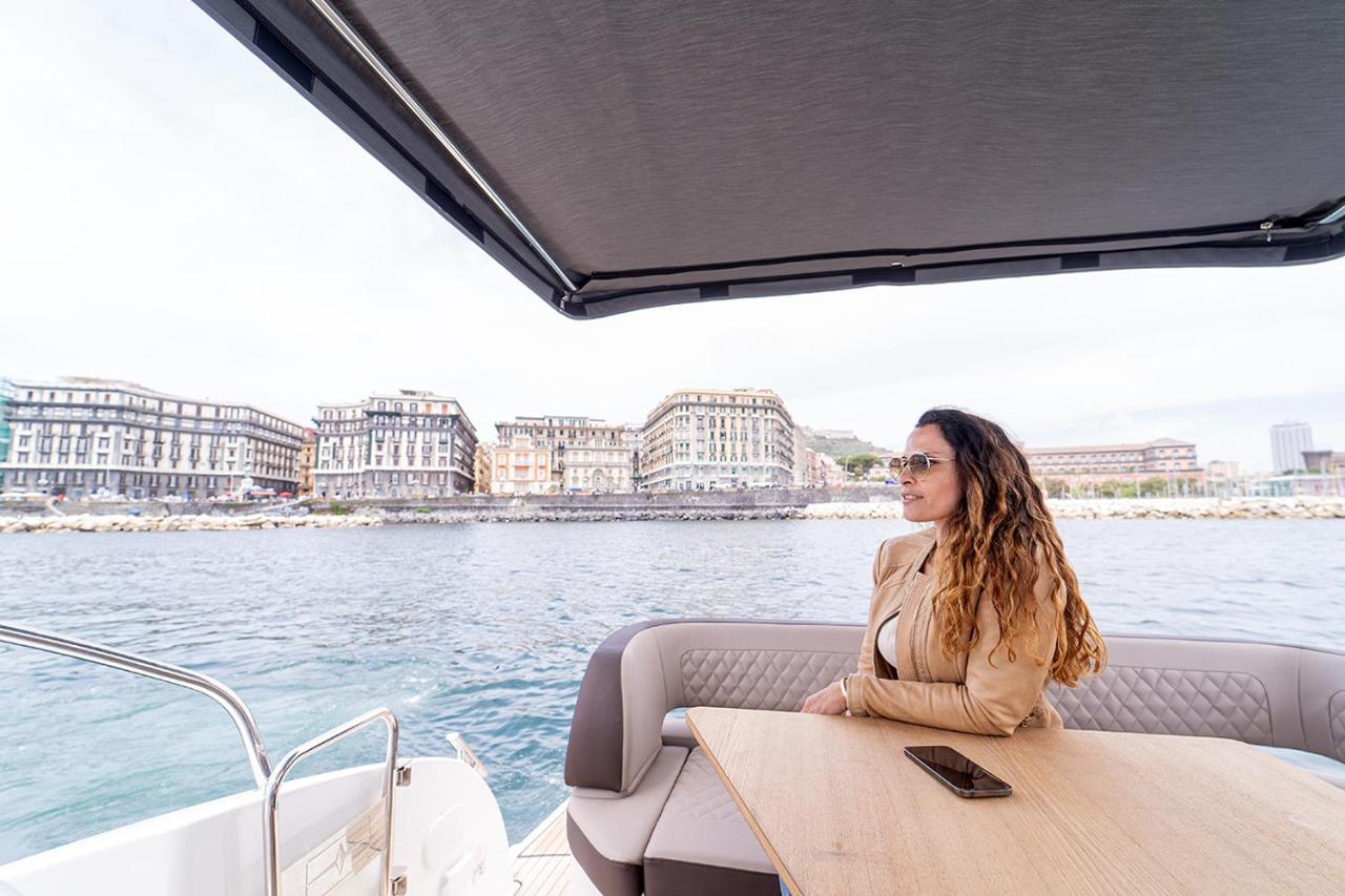 Royal Art H Duomo - Napoli Centro, By Clapa Group Hotel Exterior photo A woman on a yacht